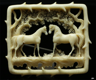 象牙細密彫り　カーブドアイボリー　馬　アンティーク